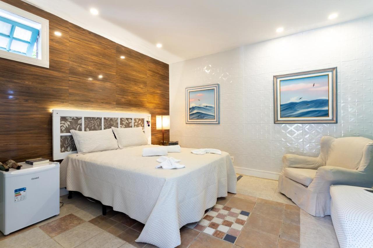 Suíte com Cama Queen-size e Vista da Piscina