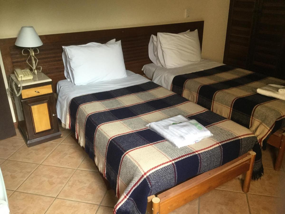 Quarto com 2 Camas de Solteiro