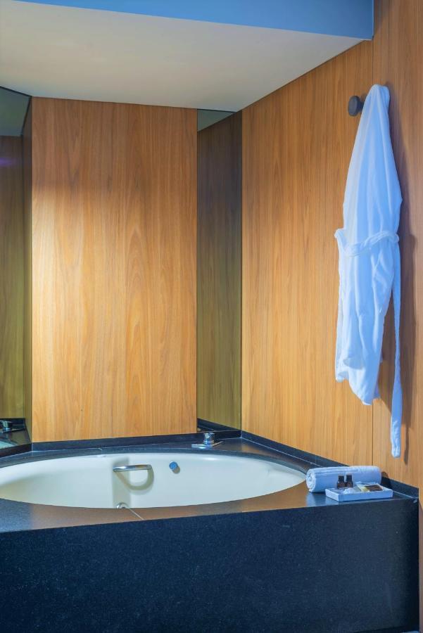 Suíte com Cama King-size e Banheira de Hidromassagem