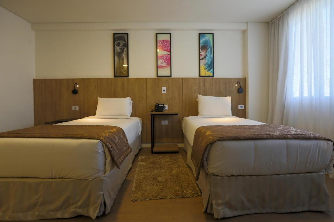 Quarto com 2 Camas de Solteiro