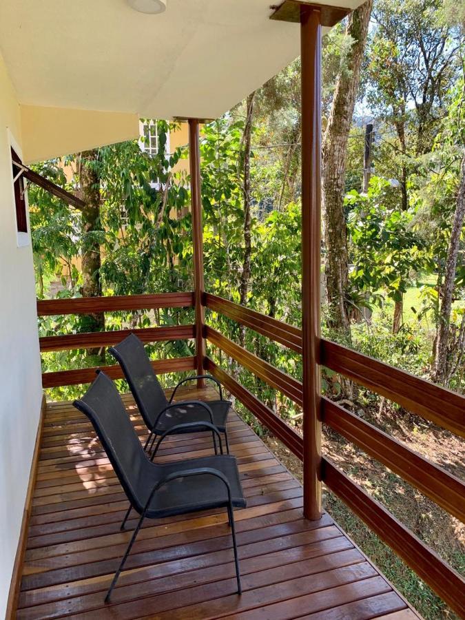 Suíte com Cama Queen-size e Vista da Piscina