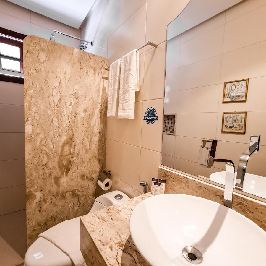 Quarto Grande com 2 Camas de Solteiro