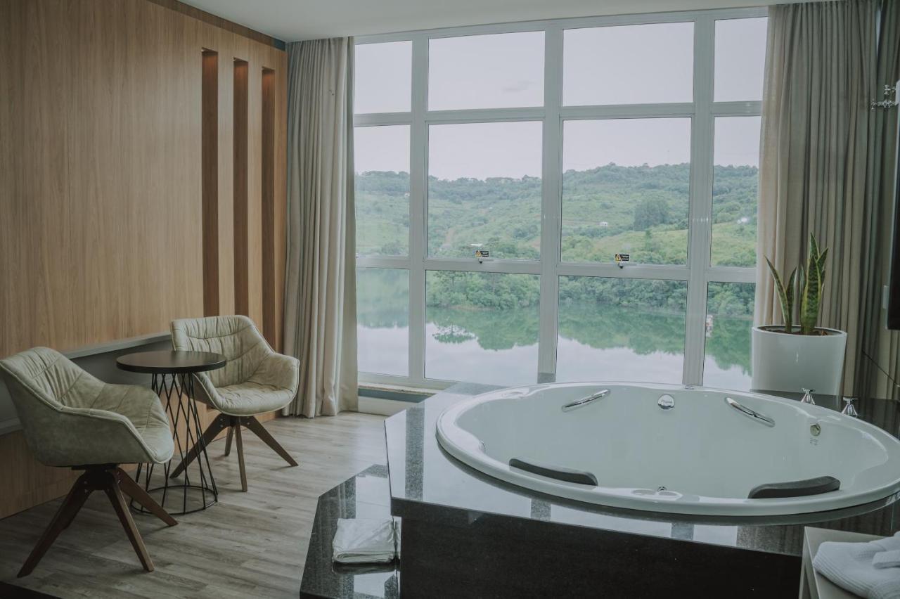 Quarto Premium com Cama King-size e Vistas do Lago