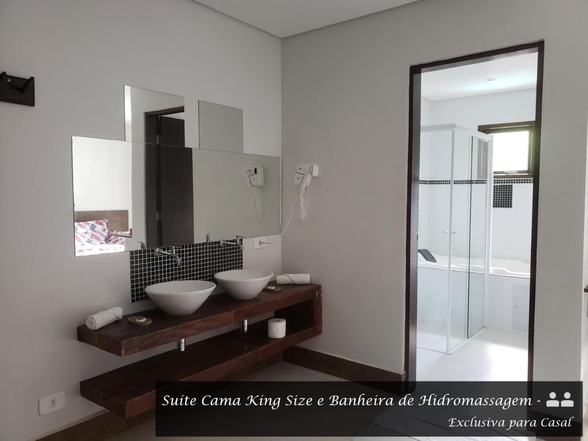 Suíte com Cama King-size e Banheira de Hidromassagem