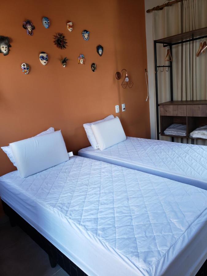 Quarto com 2 Camas de Solteiro e Vista da Piscina