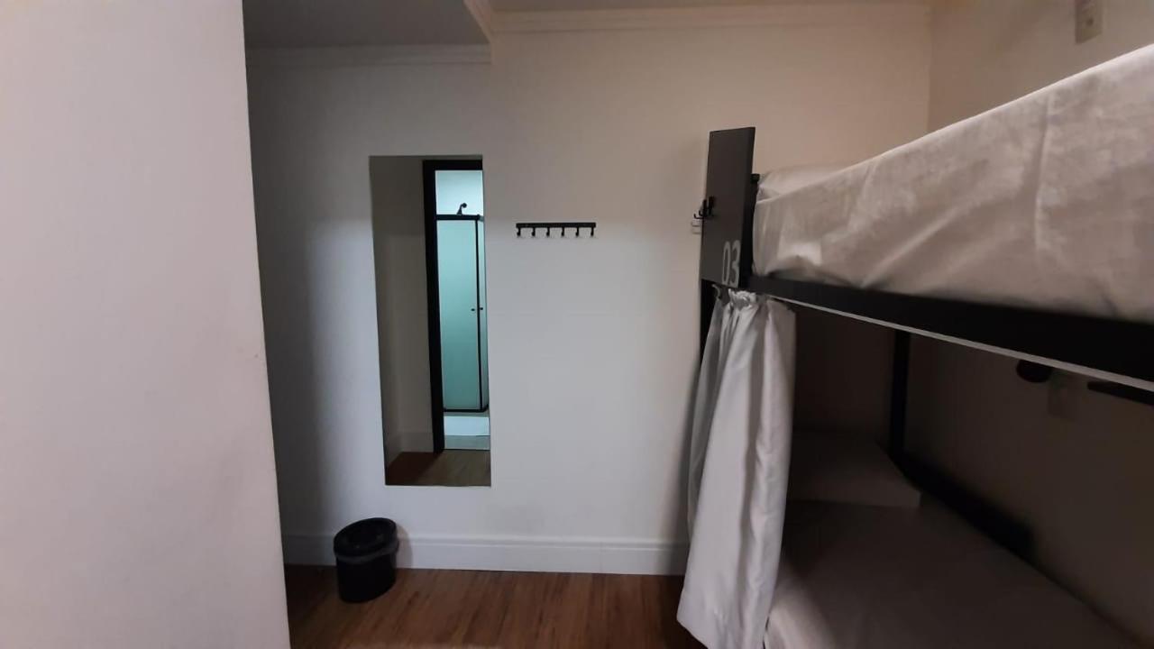 Cama de Solteiro em Dormitório Feminino com 8 Camas