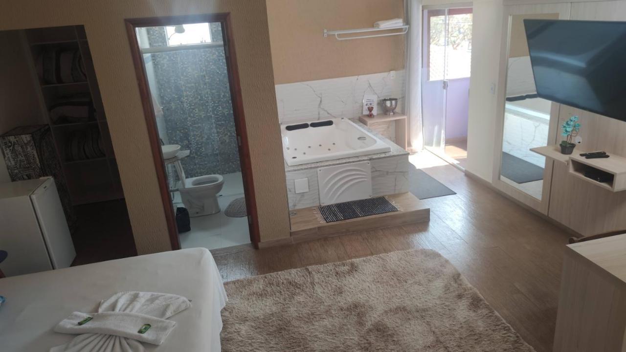 Quarto com Cama Queen-size e Banheira de Hidromassagem
