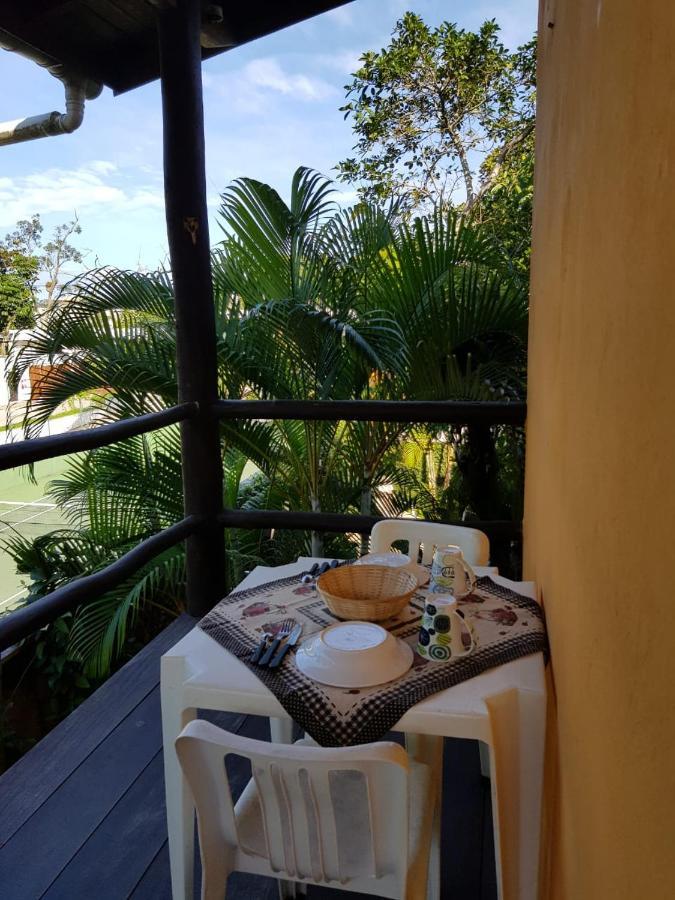 Quarto com Cama Queen-size e Vista da Piscina