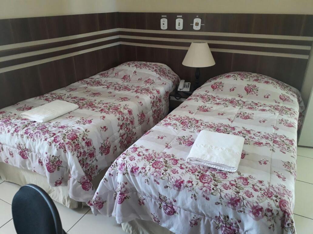 Quarto Grande com 2 Camas de Solteiro