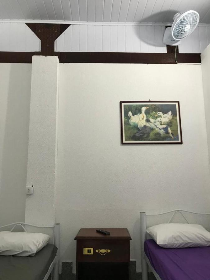Quarto Econômico com 2 Camas de Solteiro