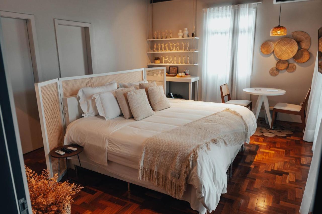 Suíte com Cama King-size e Banheira de Hidromassagem