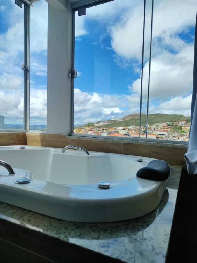 Suíte com Cama King-size e Banheira de Hidromassagem