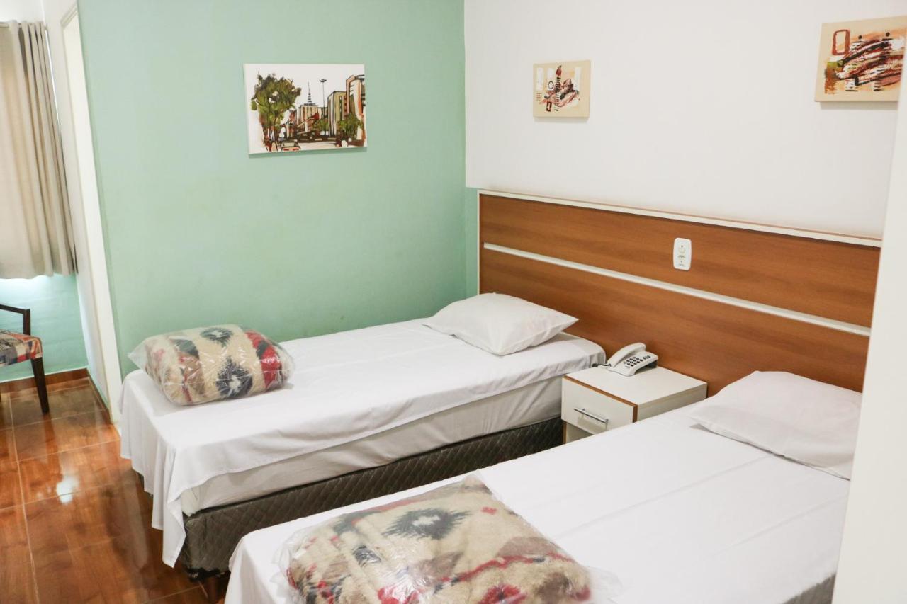 Quarto com 2 Camas de Solteiro