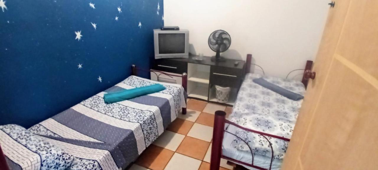 Quarto Econômico com 2 Camas de Solteiro