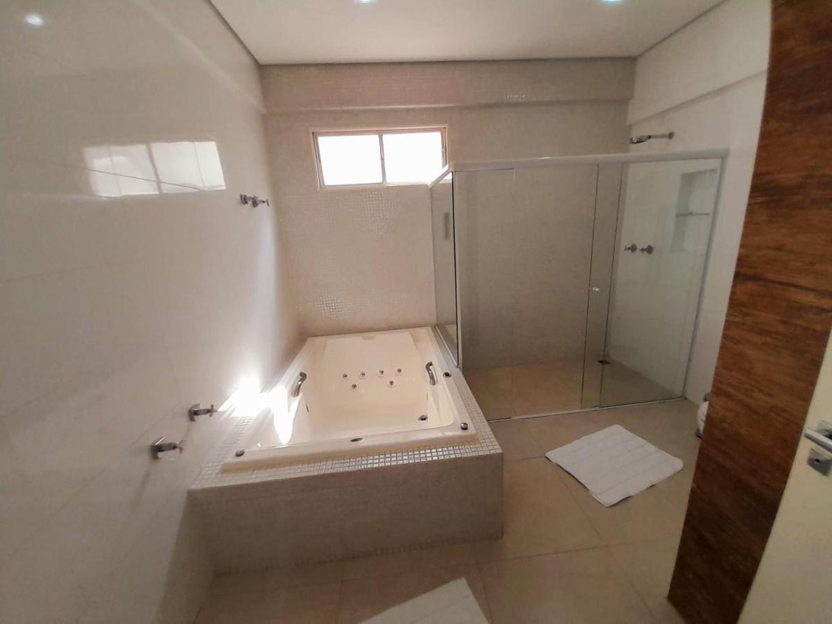 Suíte com Cama King-size e Banheira de Hidromassagem