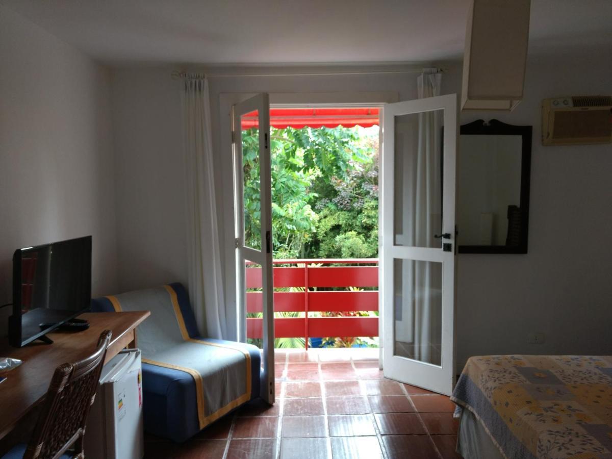 Quarto com Cama de Casal ou 2 de Solteiro e Vista Parcial do Mar