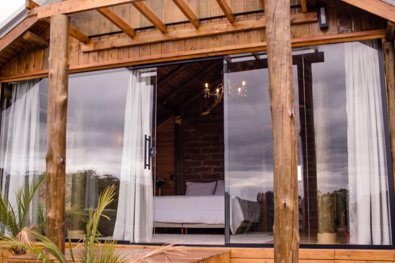 Quarto com Cama King-size e Vista do Lago