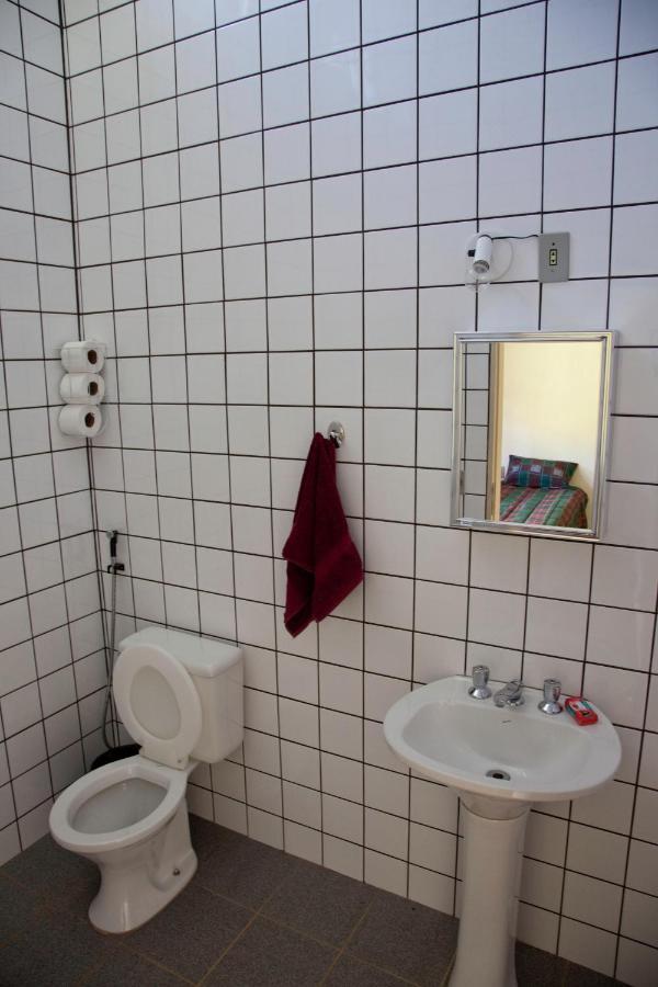 Quarto Econômico com 2 Camas de Solteiro