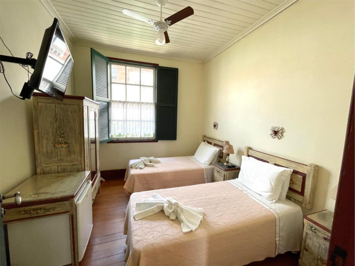 Quarto com 2 Camas de Solteiro