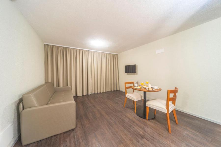 Family Room,1277420374:JPEG