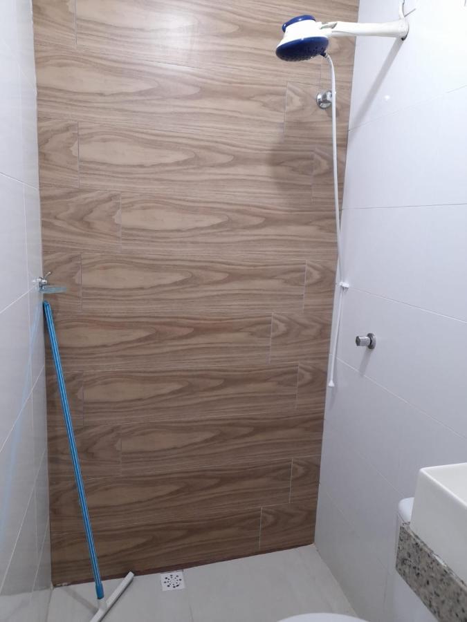Quarto com 2 Camas de Solteiro e Banheiro