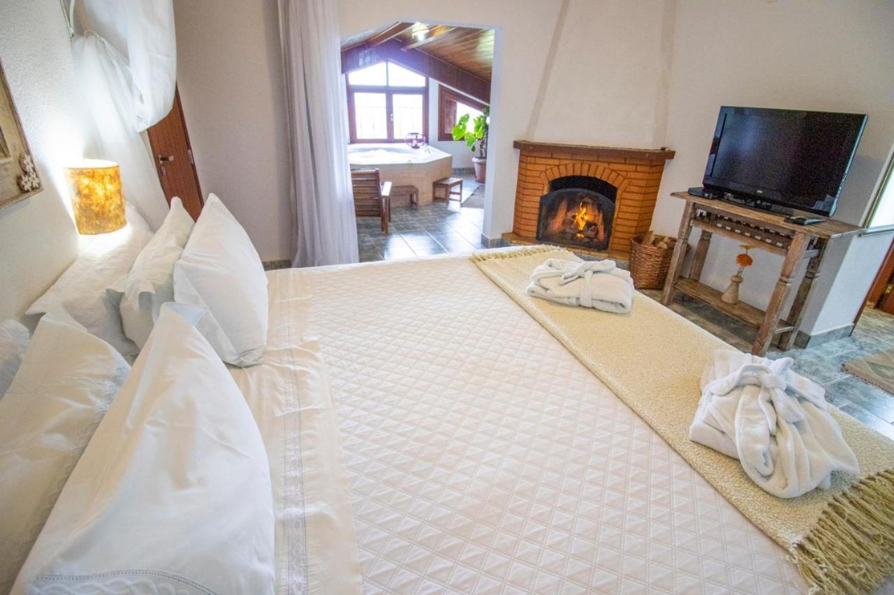 Suíte com Cama King-size e Banheira de Hidromassagem