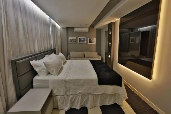 Suíte com Cama King-size e Banheira de Hidromassagem