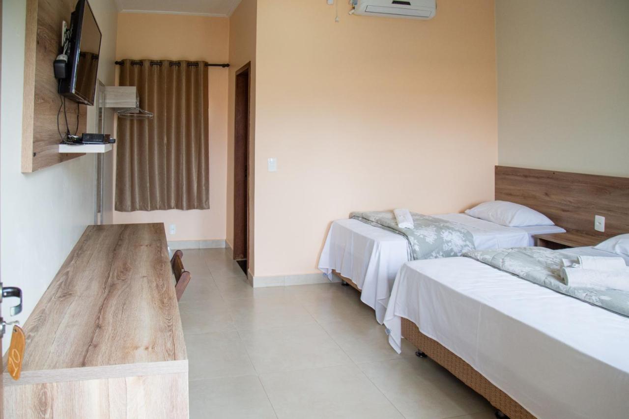 Quarto com Cama de Casal ou 2 de Solteiro e Vista da Piscina