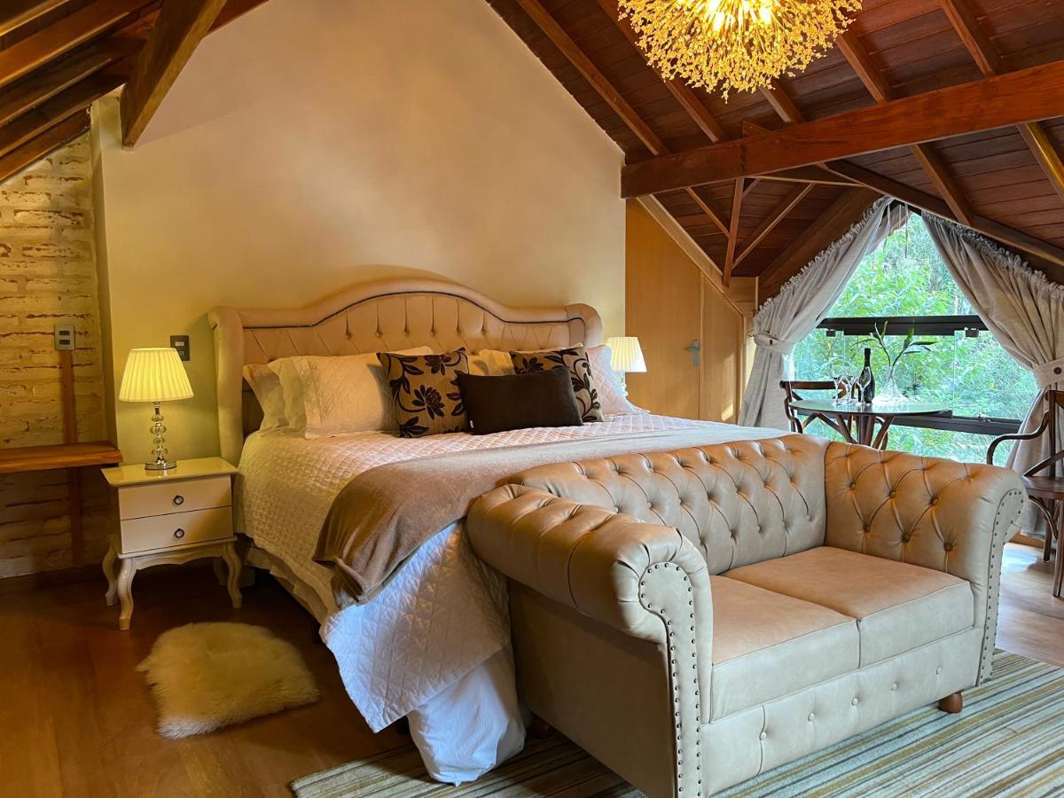 Quarto com Cama King-size e Banheira de Hidromassagem