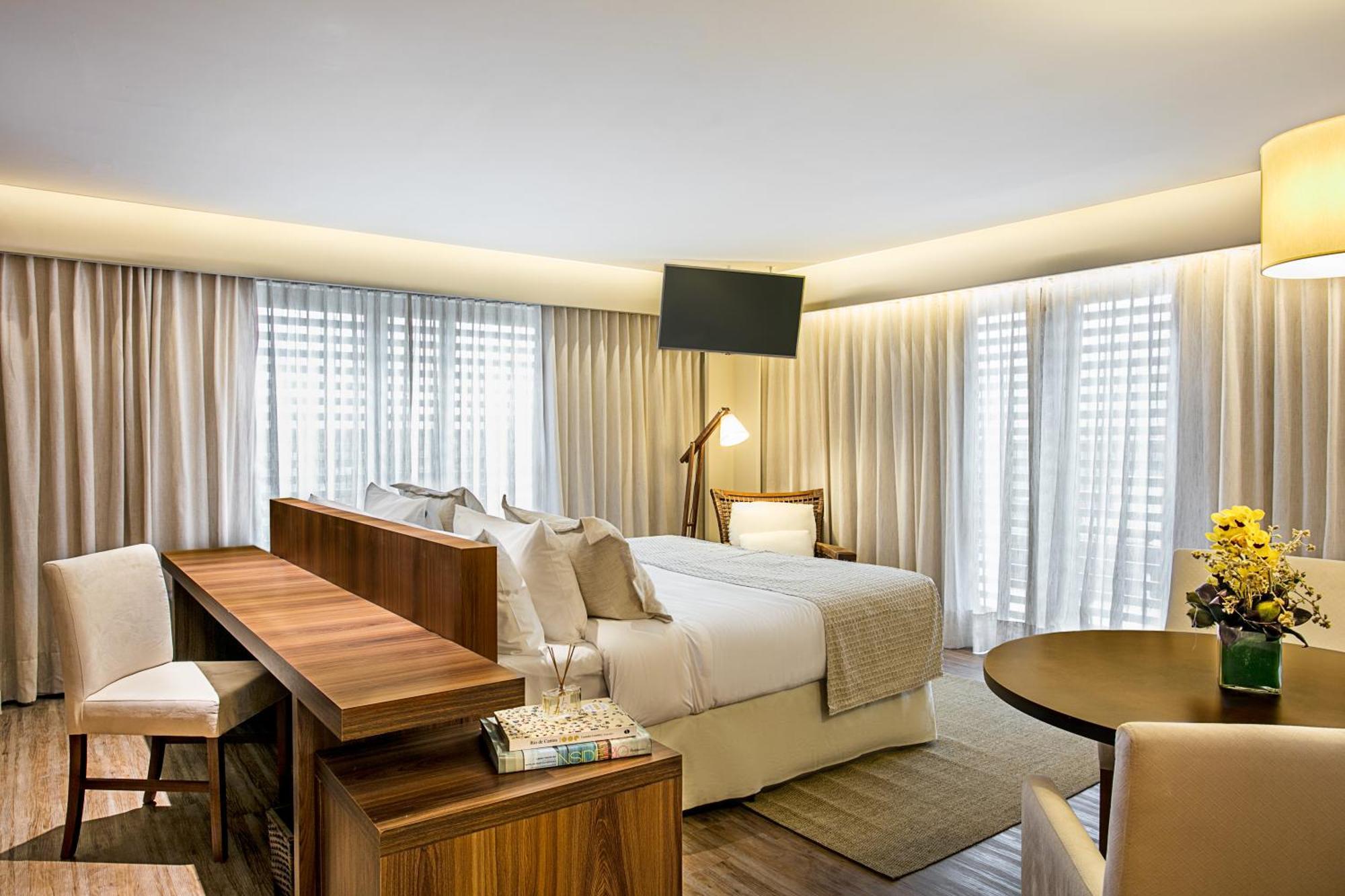Deluxe King Room with Whirlpool and Balcony