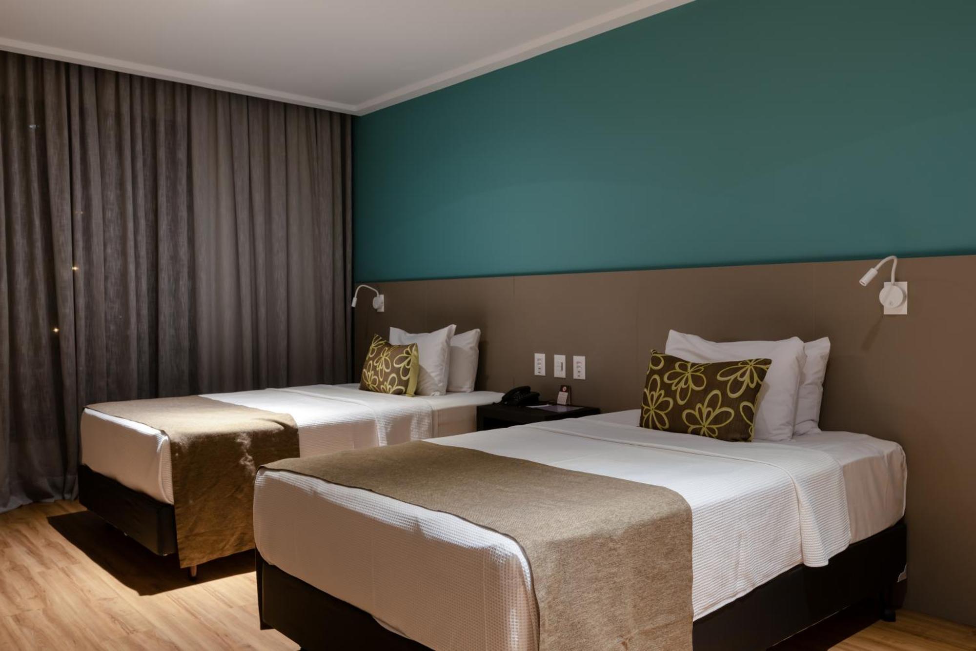 Quarto executivo com 2 camas de solteiro