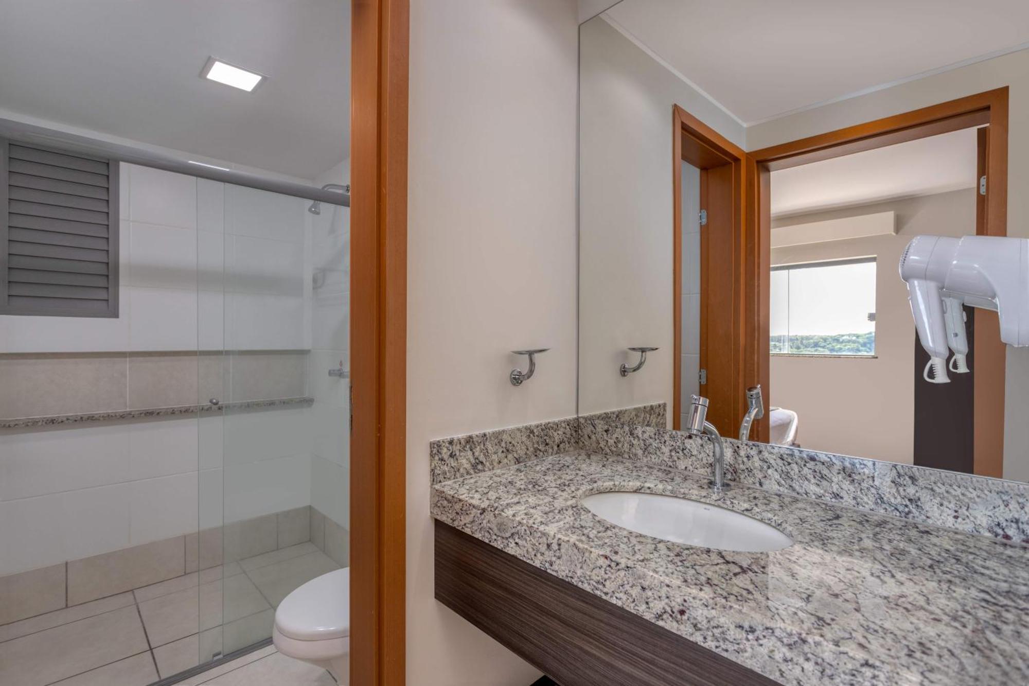Quarto standard com 2 camas de solteiro e ingresso de 1 dia para o parque Thermas dos Laranjais incluído