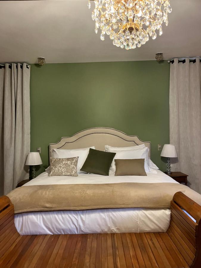 Quarto com Cama de Casal ou 2 de Solteiro e Vista do Jardim