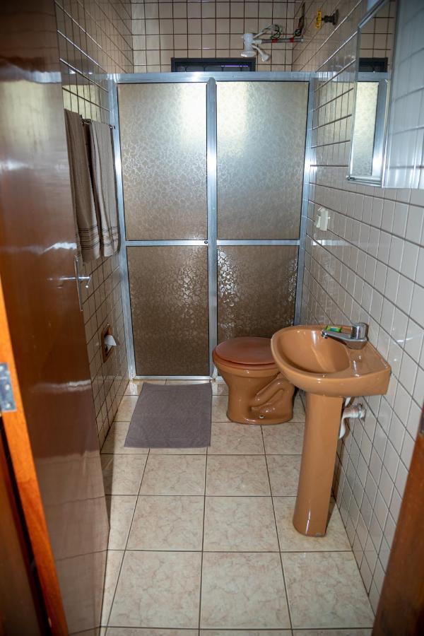Quarto individual com ventilador de teto