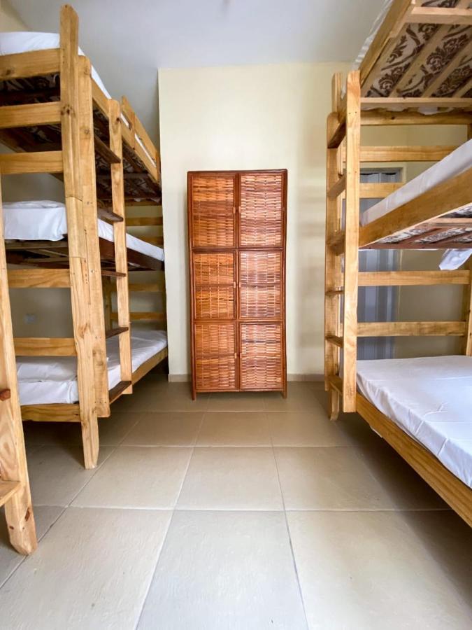 Posto Letto in Dormitorio Femminile con 9 Letti