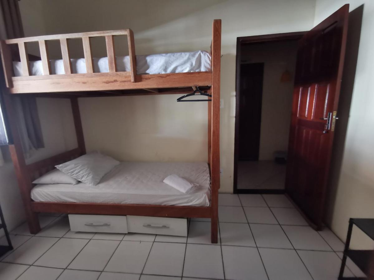 Quarto Triplo Básico com Banheiro Compartilhado