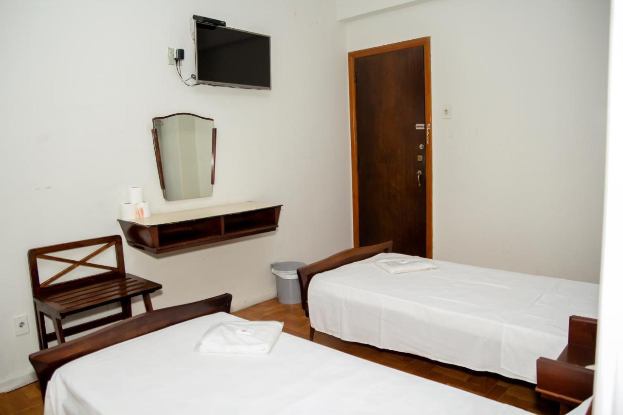 Quarto com 2 Camas de Solteiro
