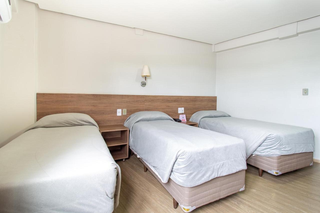 Quarto com 2 Camas de Solteiro