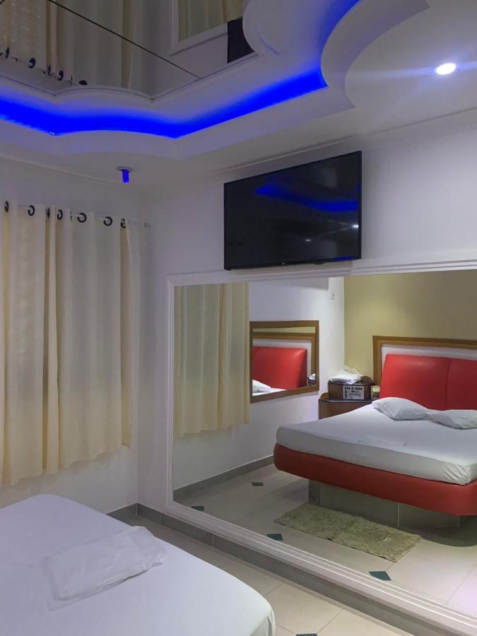 Standard Suite,753290453:JPEG