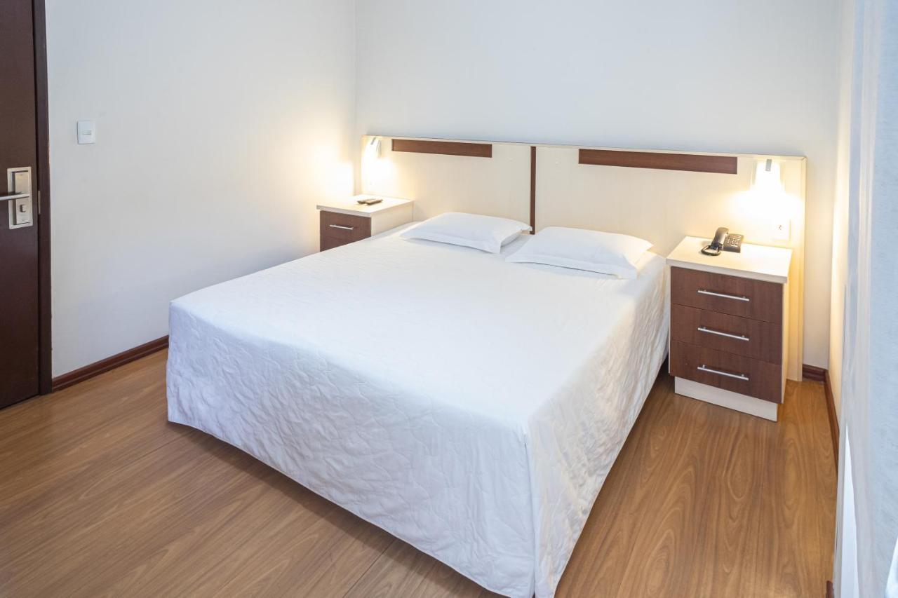 Quarto Grande com Cama de Casal ou 2 de Solteiro