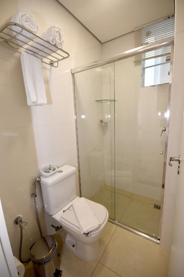 Suíte com Cama King-size e Banheira de Hidromassagem