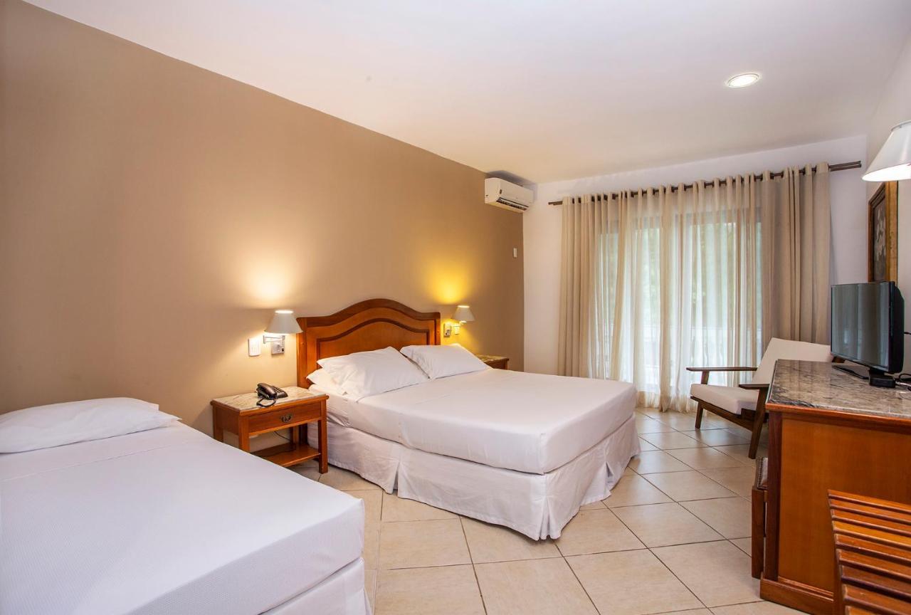 Quarto Triplo com Vista para a Piscina
