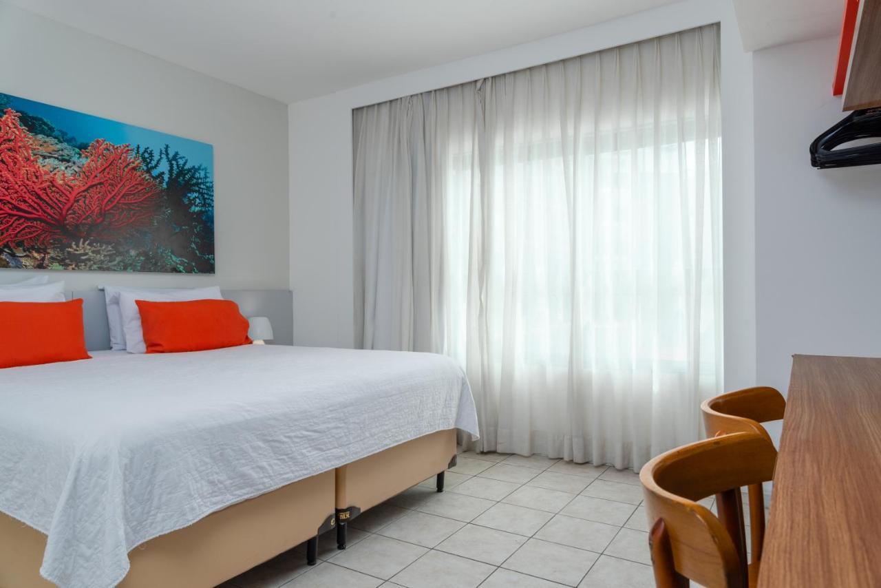 Quarto com Cama de Casal ou 2 de Solteiro e Vista Parcial do Mar