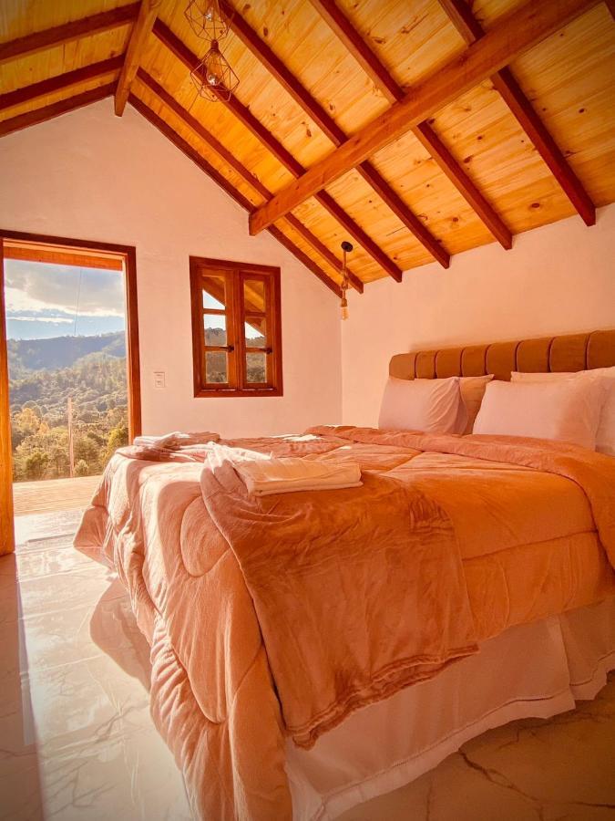 Suíte com Cama King-size e Banheira de Hidromassagem