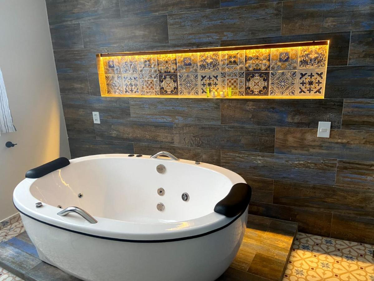 Suíte Deluxe com Banheira de Hidromassagem
