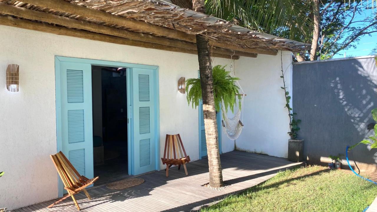Quarto com Cama Queen-size e Vista da Piscina