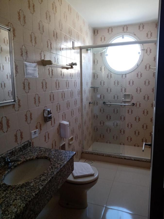 Quarto com Cama Queen-size e Vista da Piscina