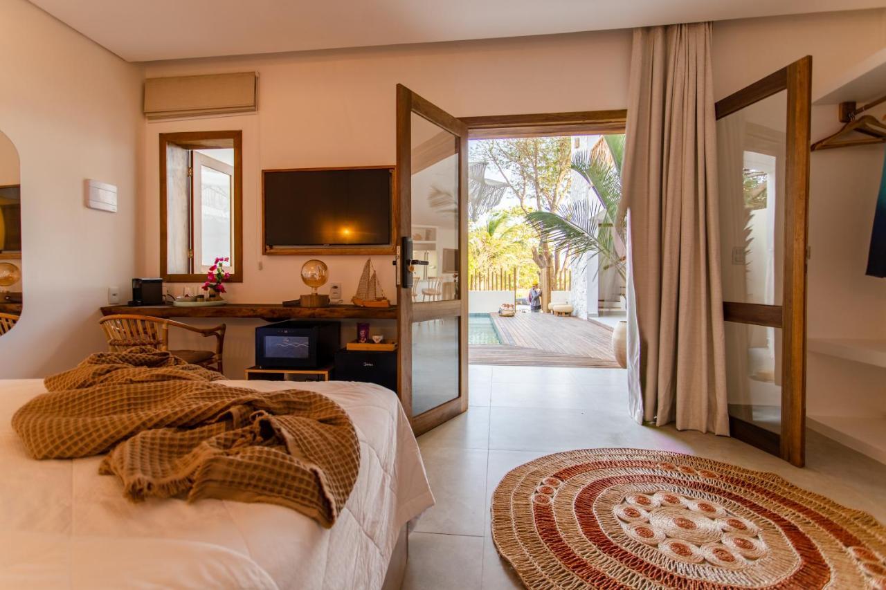 Quarto com Cama King-size e Vista da Piscina