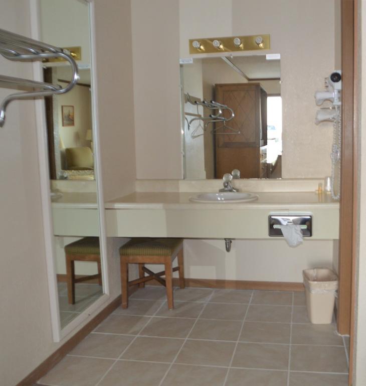 Executive Suite,688722234:JPEG