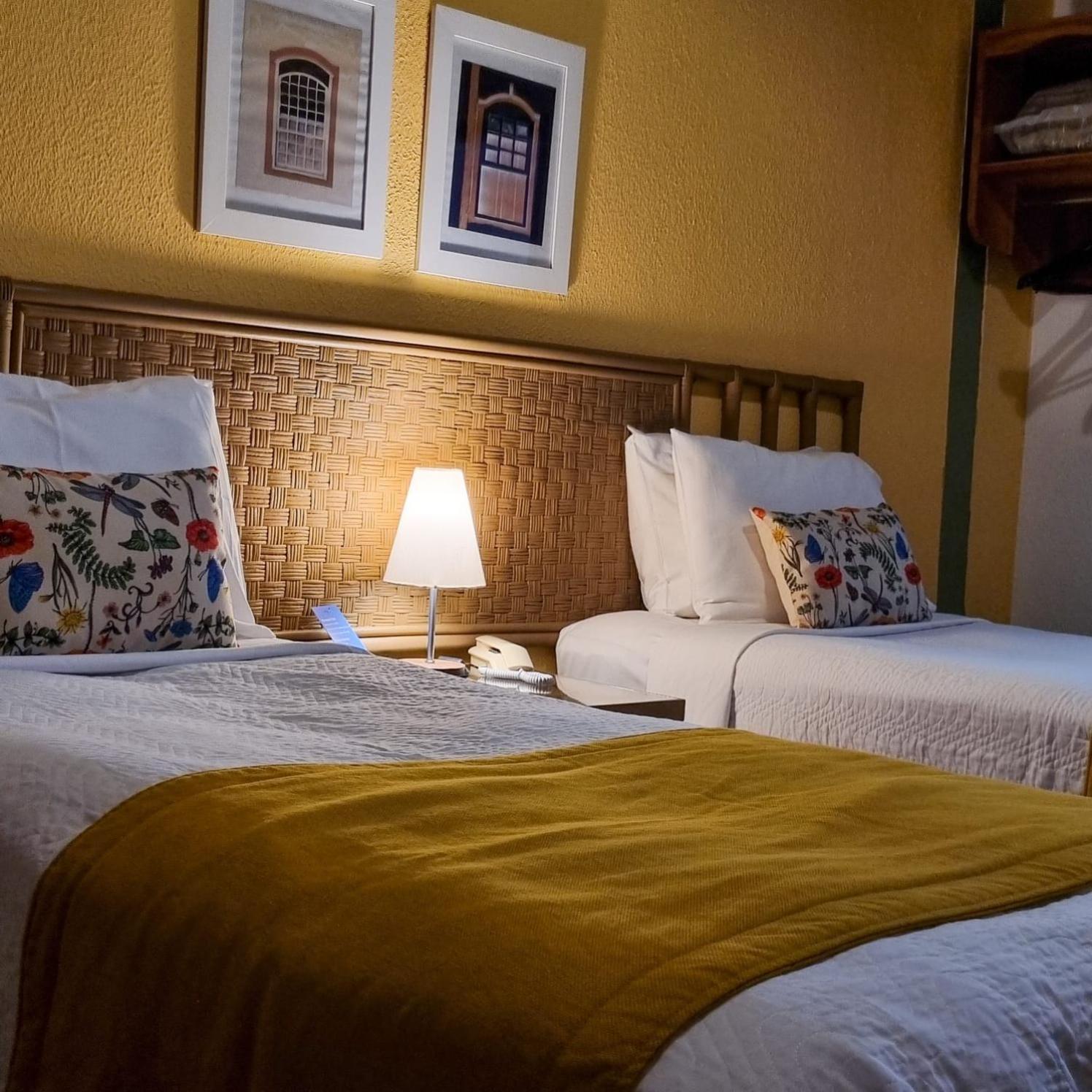 Quarto Grande com 2 Camas de Solteiro